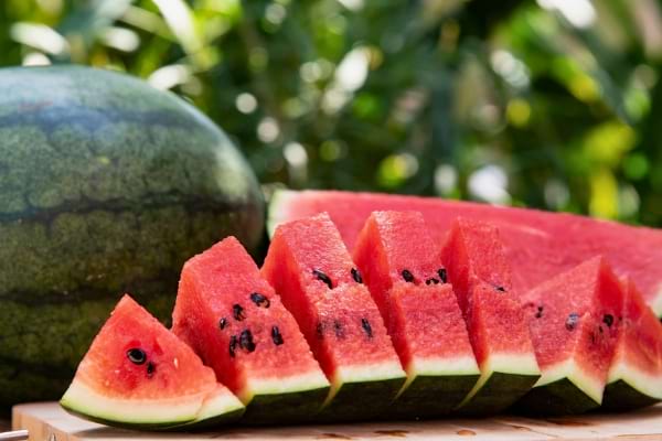 Des tranches de pastèque juteuse posées sur une planche.