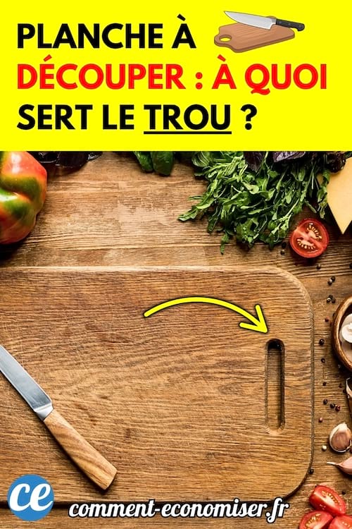 Planche à découper en bois sur un plan de travail avec des légumes frais autour et un trou rectangulaire sur le côté.