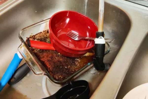 Plat en verre brûlé avec ustensiles et bols sales.