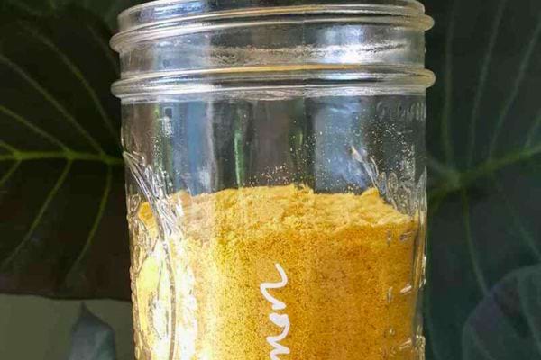 Un bocal rempli de poudre de citron maison.