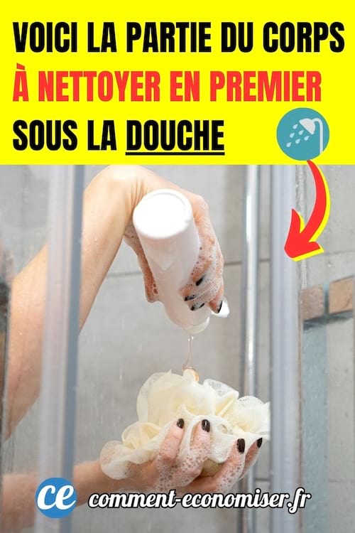 une personne prend une douche et verse du savon sur une éponge