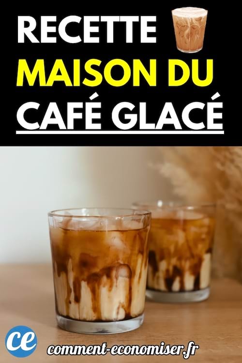 Deux verres de café glacé maison posés sur une table en bois clair.