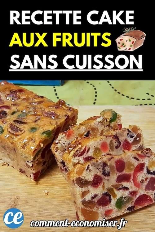 Cake aux fruits confits tranché sur une planche en bois, avec de nombreux morceaux colorés à l’intérieur.