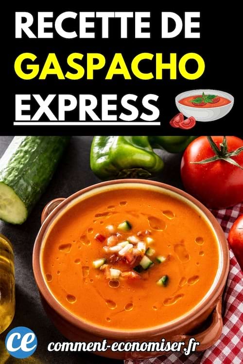 Un bol de gaspacho orange garni de petits dés de légumes, entouré de légumes frais comme tomates, poivron et concombre.