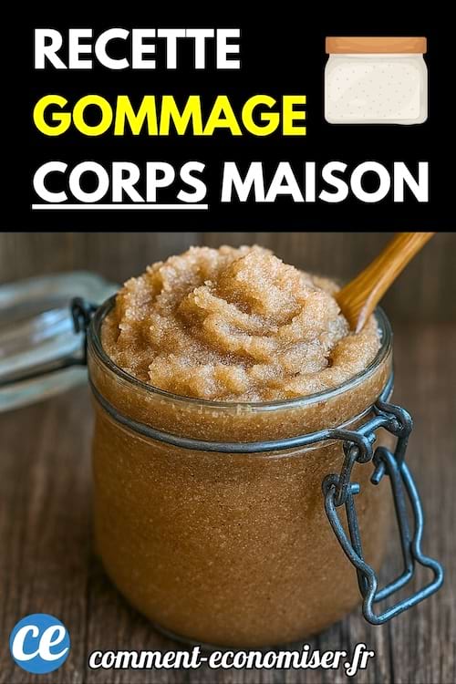 Un pot en verre rempli d’un gommage maison à base de sucre brun avec une cuillère en bois.