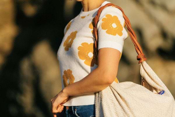 Femme avec un grand sac en tissu sur l&rsquo;&eacute;paule.
