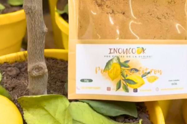 Sachet de poudre de citron étiqueté « Inoucook ».