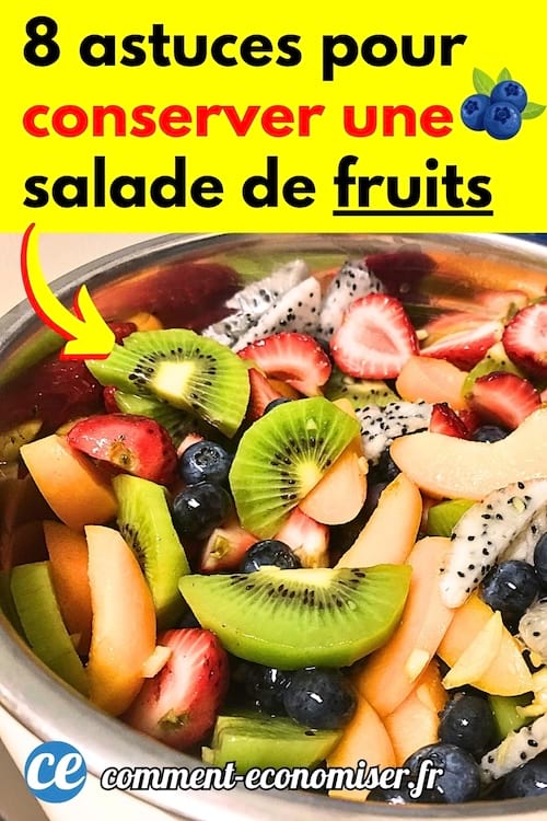 une salade de fruits avec des kiwis, des myrtilles, des fraises etc