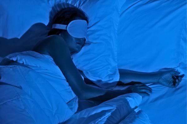 Personne dort paisiblement avec un masque.