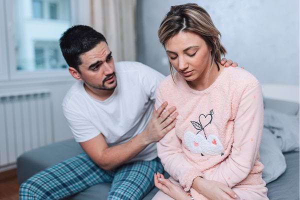 Il console sa compagne en pleine tristesse.