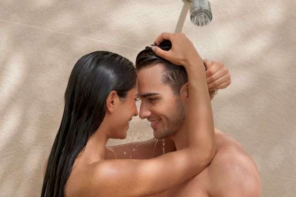 Regards tendres sous la douche entre un couple proche.