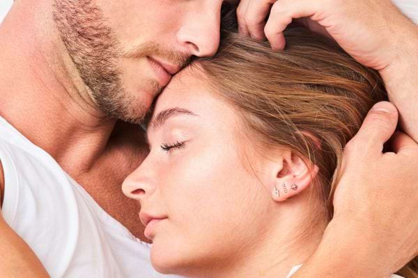 Femme reposant sa tête contre le torse de l’homme.