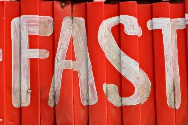 Le mot "FAST" peint en blanc sur un fond rouge.