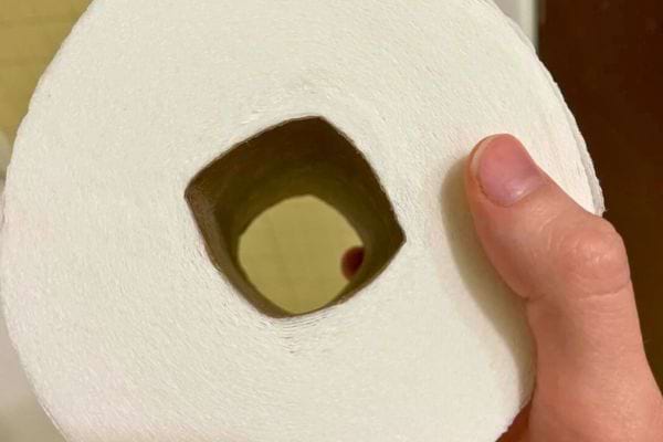 Papier toilette avec un trou carré en son centre.