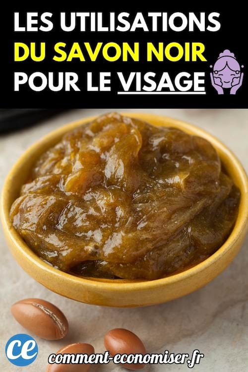 Bol de savon noir posé sur une table, accompagné de quelques graines.