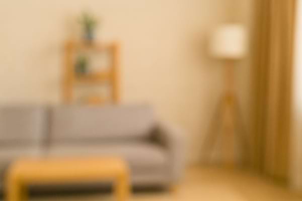 Une pièce floue représentant une vision trouble ou altérée.