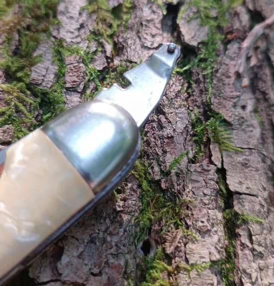 une petite roulette intégrée à un couteau pour casser du verre