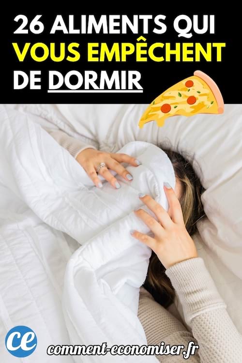 Une femme allongée sous une couverture, se cachant le visage avec le drap dans une chambre claire.