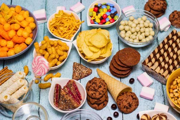 Différents aliments riches en sucre et en gras sont regroupés ensemble.
