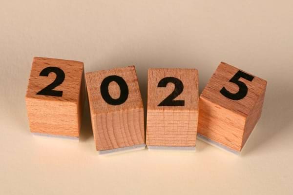 Cubes en bois affichant l’année 2025.