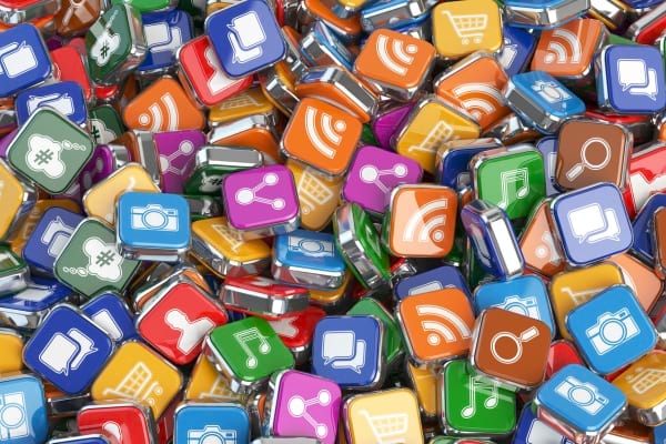 Icônes d’applications colorées empilées en grand nombre.