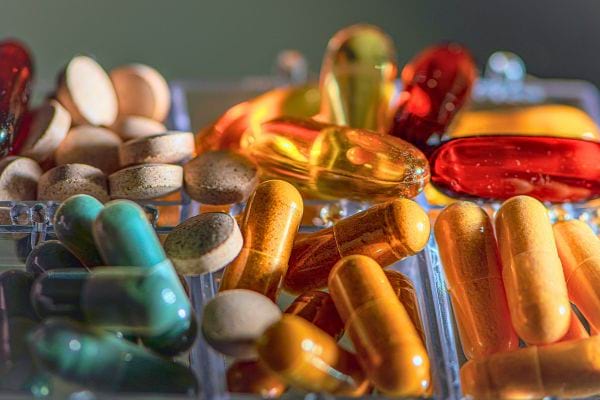 Un assortiment coloré de gélules et comprimés de vitamines.