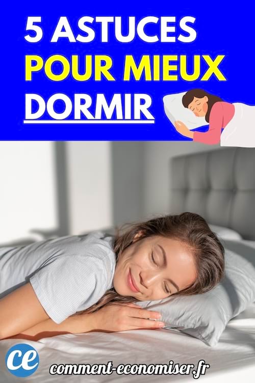 Une femme allongée sur un lit, souriante, les yeux fermés, profitant d’un moment de repos.
