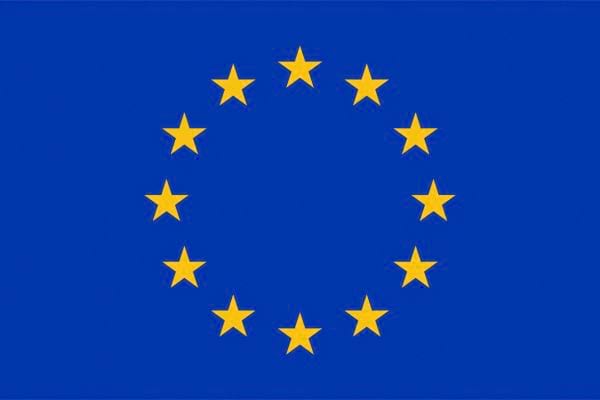 Drapeau bleu de l’Union européenne avec ses étoiles jaunes.