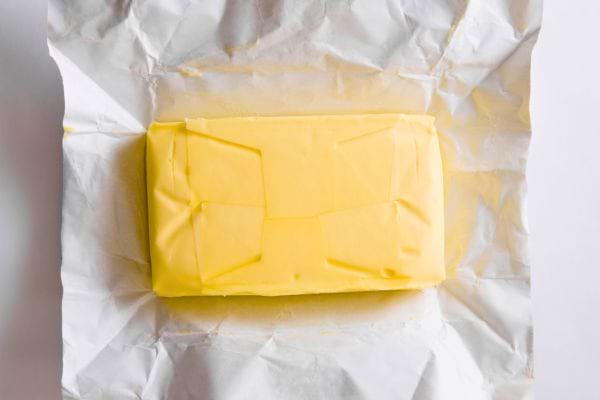 Plaquette de beurre encore emballée dans son papier.