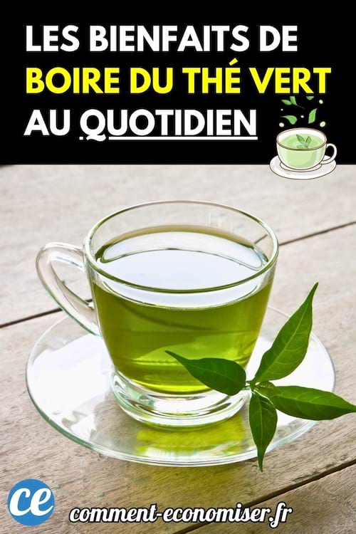 Une tasse en verre transparente remplie de thé vert avec une feuille fraîche posée à côté.