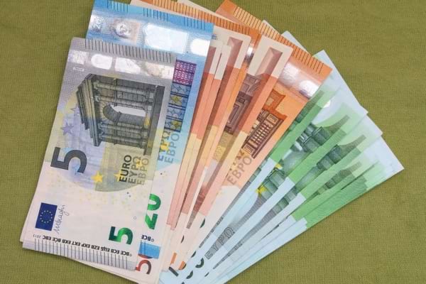 Plusieurs billets d’euros étalés en éventail.