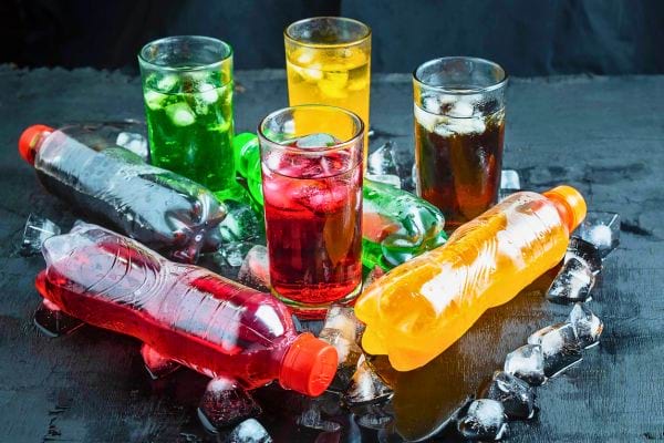 Plusieurs boissons sucrées et colorées sont servies avec des glaçons.