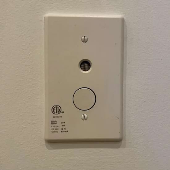 une alarme de piscine murale