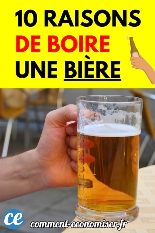 Main qui tient une verre rempli de bière