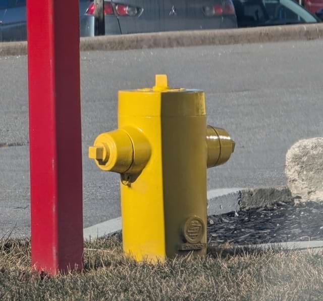 Bouche d’incendie jaune ressemblant à un personnage.