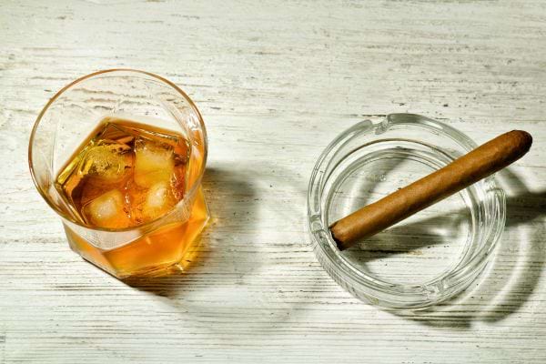 Une cigarette allumée dégage de la fumée nocive.