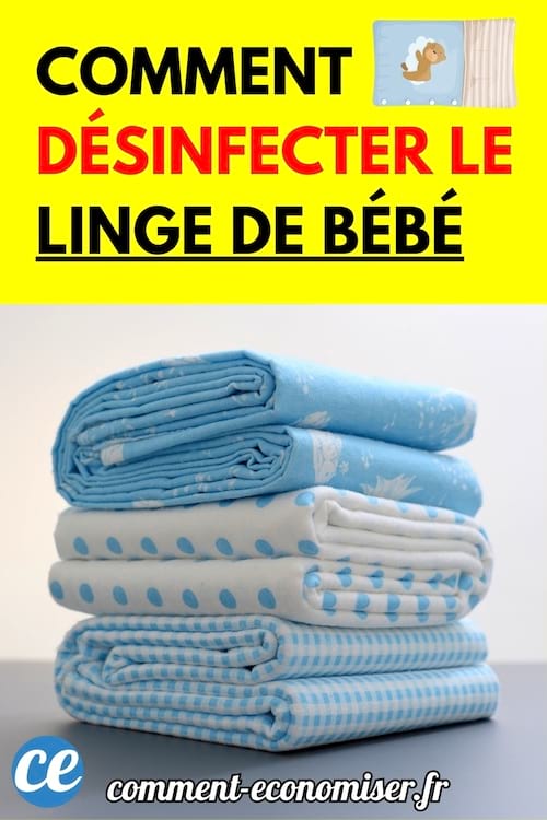 Une pile de linge de bébé plié en bleu et blanc posée sur une surface claire.