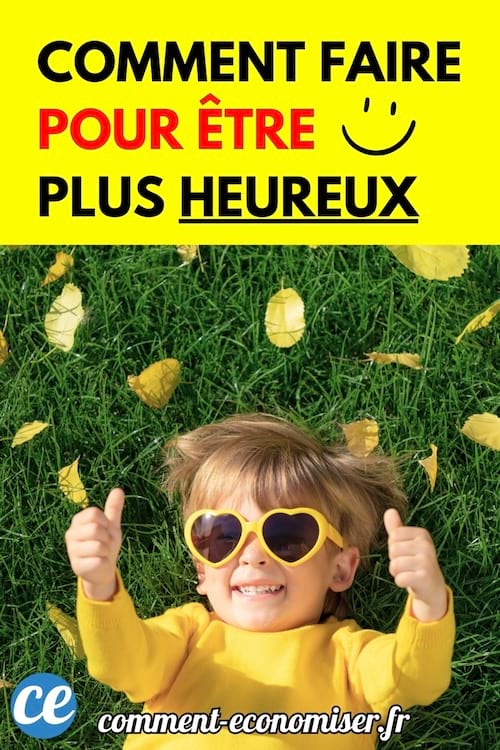 Un enfant allongé sur l’herbe portant des lunettes de soleil en forme de cœur et levant les deux pouces.