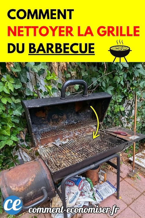 Un vieux barbecue rouillé avec une grille très encrassée est installé dans un jardin envahi de lierre.