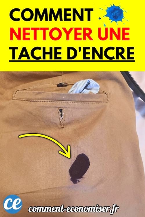 Un pantalon beige taché par une grosse marque d’encre noire juste en dessous de la poche.