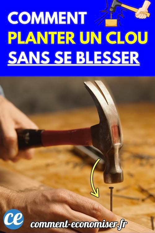 Un marteau en train de planter un clou dans du bois, proche des doigts d’une main.