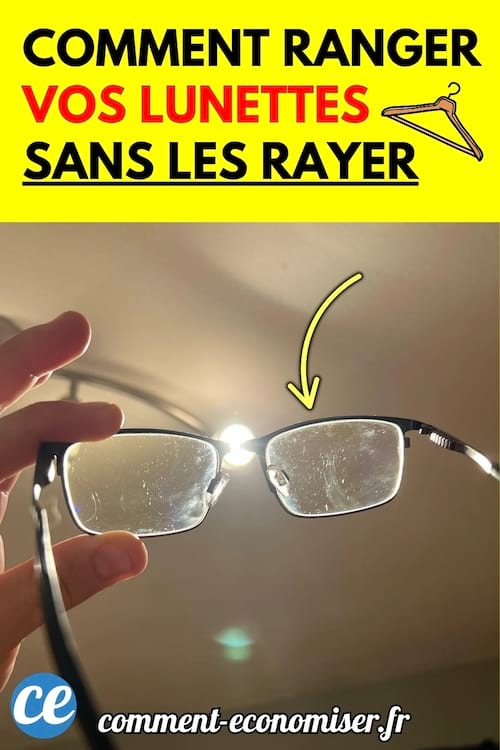 Une paire de lunettes avec des rayures visibles tenue à contre-jour face à une lumière vive.