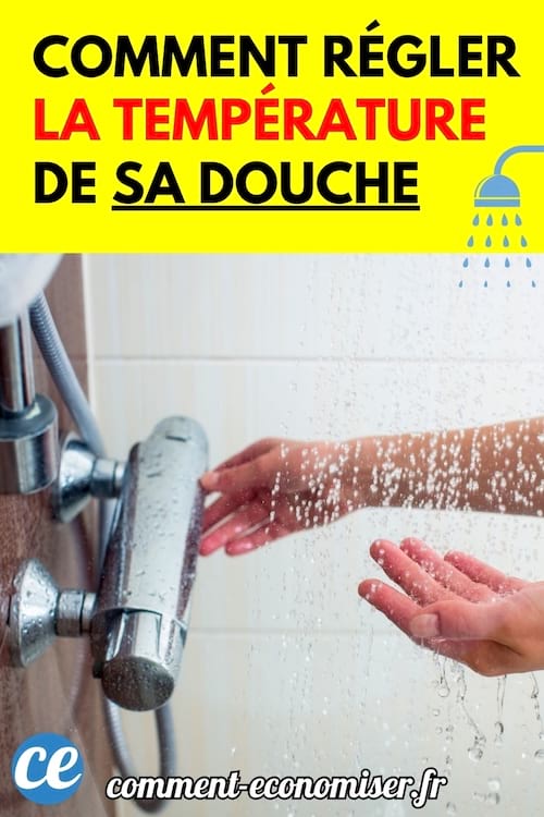 Une personne r&eacute;glant la temp&eacute;rature d&rsquo;une douche en touchant le mitigeur sous l&rsquo;eau.