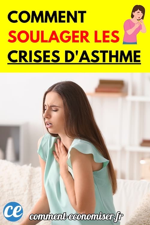 Une femme assise sur un canapé, tenant sa poitrine et semblant en difficulté respiratoire.