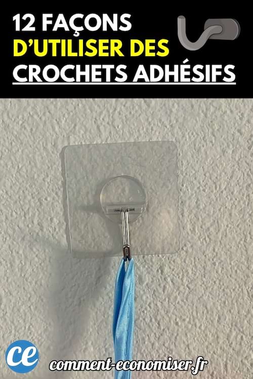 Un crochet adhésif transparent fixé sur un mur blanc retient un ruban bleu suspendu.