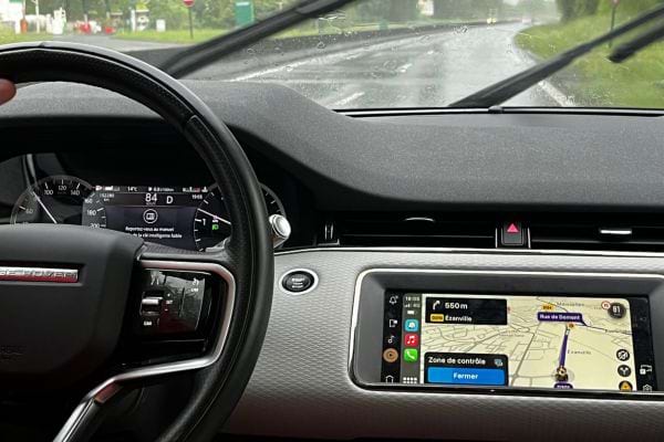 Le tableau de bord indique la vitesse tandis que Waze affiche la zone radar.