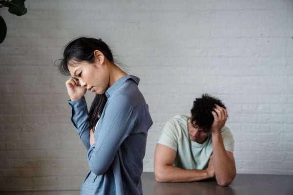 Un couple traverse une dispute, chacun est pensif et contrarié.
