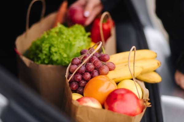 un coffre de voiture rempli de courses