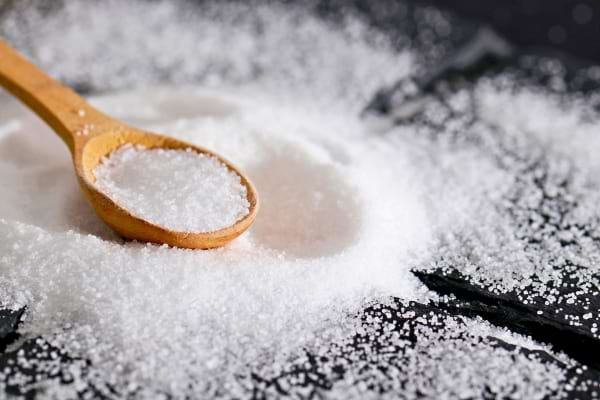 Grain de sel sur une table.