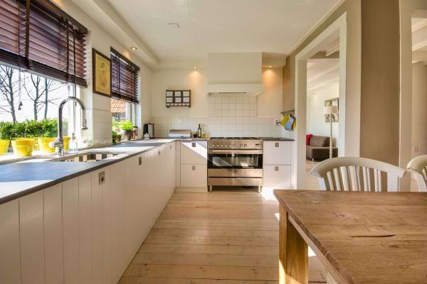 Une cuisine propre et lumineuse avec un grand plan de travail bien rangé.